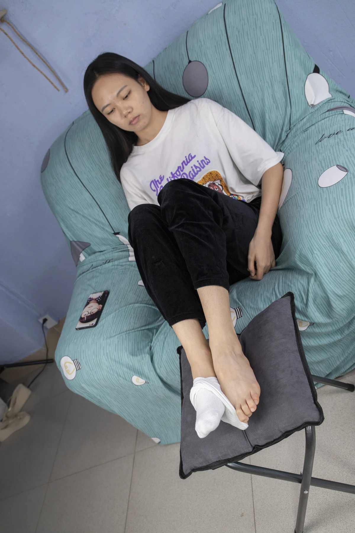 [Mzsock] NO.032 Xiaoyi, a beauty with athlete’s foot, plays with the socks she hasn’t changed for several days, the smell is so strong Southern football skills#[93P]-61